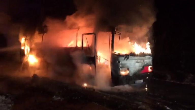 Autocar cuprins de flăcări, în plină noapte