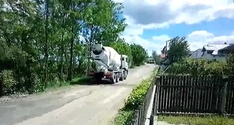Revoltător! Betoniere spălate pe marginea străzii (VIDEO)