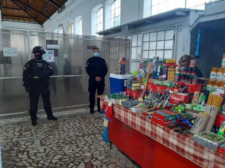 O nouă descindere a polițiștilor în Piața centrală