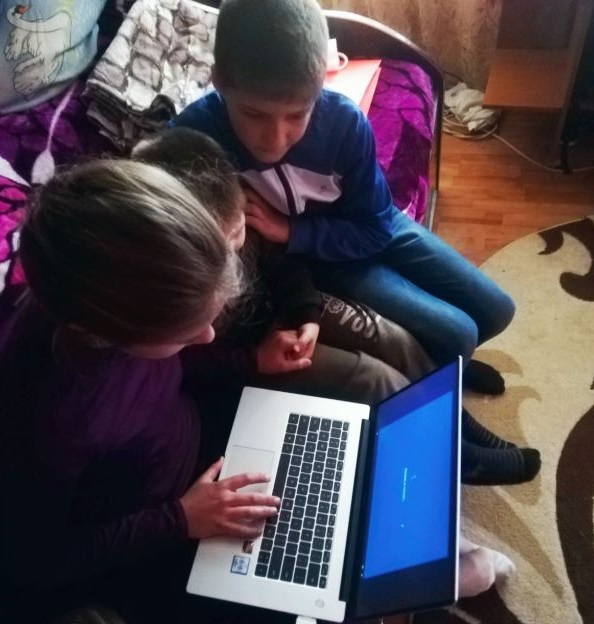 E.ON dăruieşte laptopuri elevilor din familiile defavorizate
