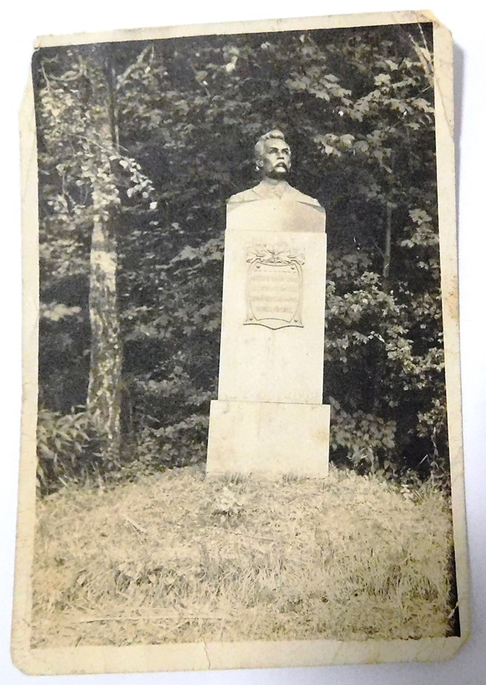 Din Patrimoniul Memorialului Ipotești – fotografia bustului lui Mihai Eminescu de la Dumbrăveni