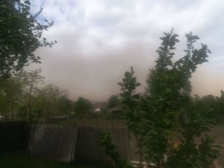 Cod portocaliu de furtună în trei localități