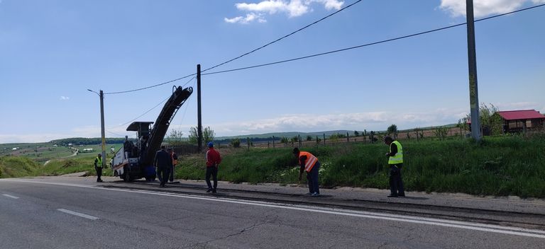 Au început lucrările de întreținere și reparații la drumurile județene (foto)