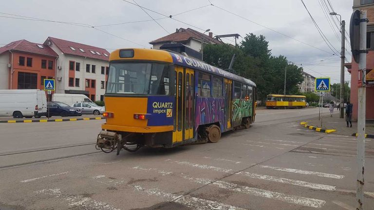Tramvai sărit de pe şine în zona fostului Cinematograf Luceafărul (video)