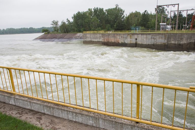Viitura formată în Ucraina a ajuns la Stânca. Prutul reintră în matcă la Oroftiana