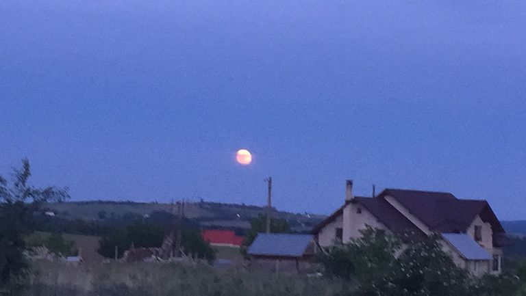 Lună roz pe cerul Botoșaniului (video)