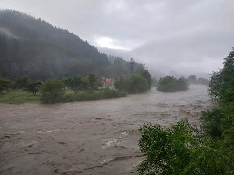 Prăpăd făcut de Prut în Ucraina după ce au cedat două baraje – autorităţile de la Botoşani în alertă (video)