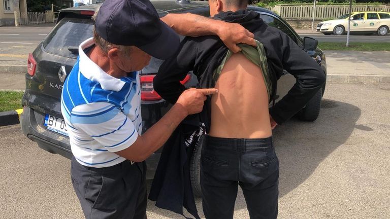 Copil sechestrat şi ameninţat cu securea de doi bărbaţi (video)