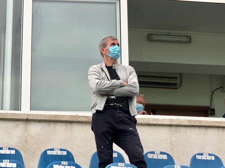 E bine că poartă mască finanțatorul de la FC Botoșani. Dacă nu se simte bine după meci, măcar știe sigur că e de la nervi.