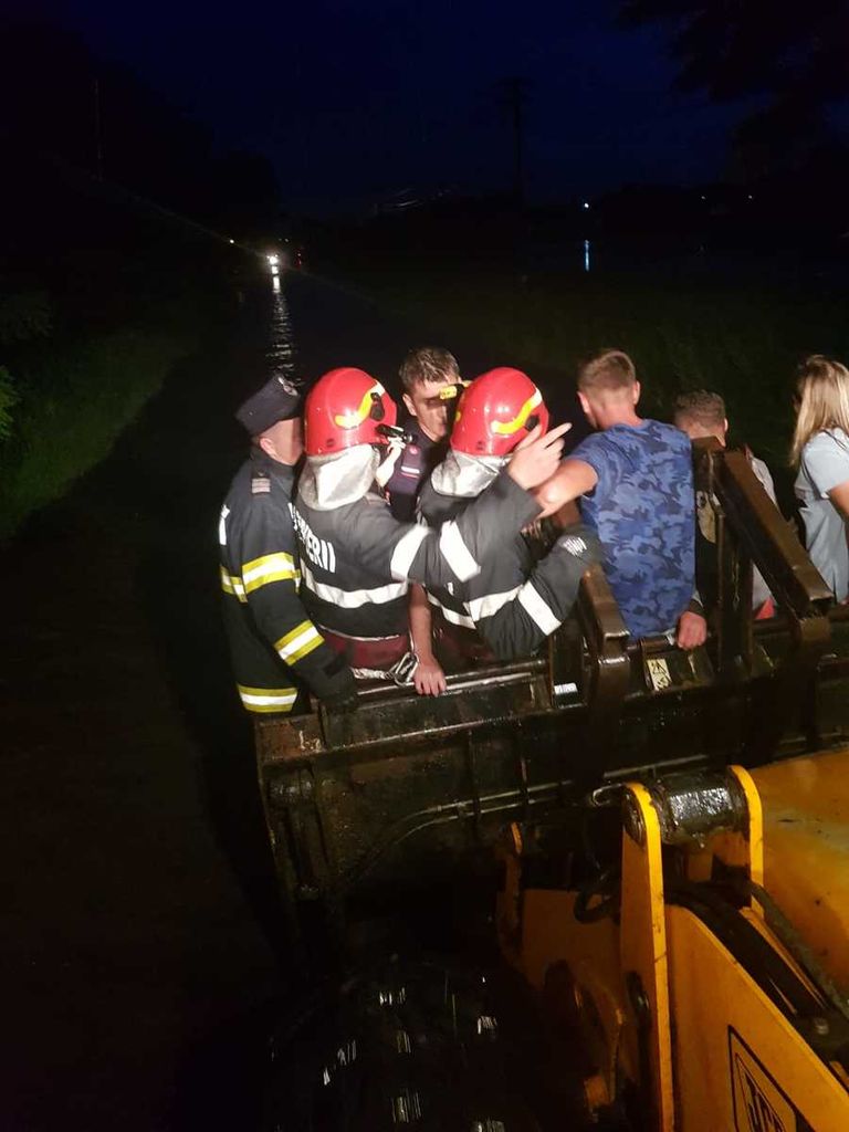 Persoane surprinse de o viitură salvate de pompieri