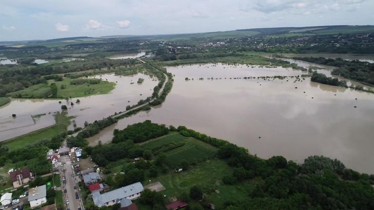 Oameni evacuați din calea Prutului. Zeci de persoane nevoite să-și părăsească locuințele
