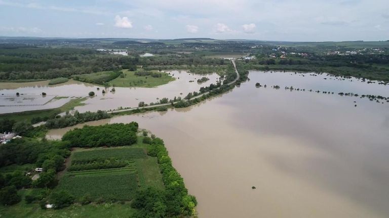 Localitatea Rădăuți Prut înconjurată de ape