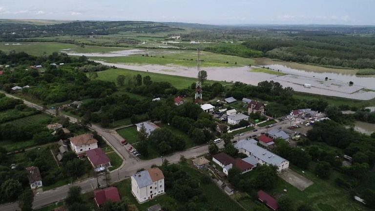 Prutul începe să scadă și în apropiere de Rădăuți Prut