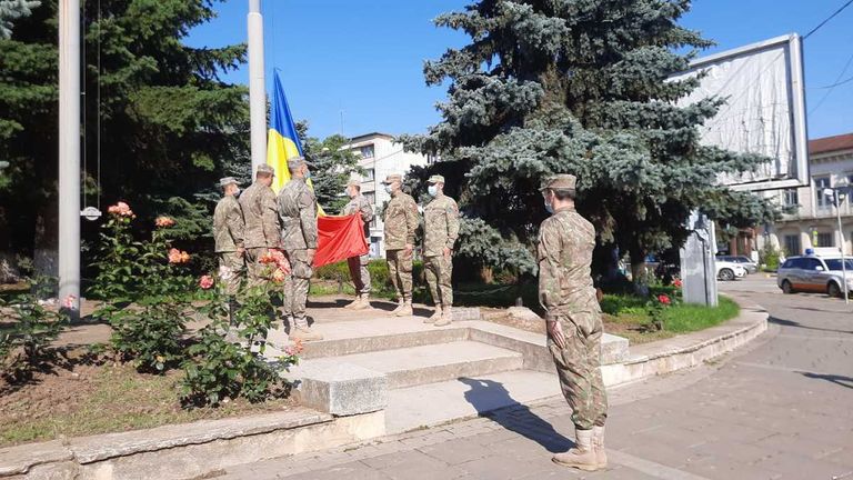 Drapel ridicat pe catarg într-o liniște deplină