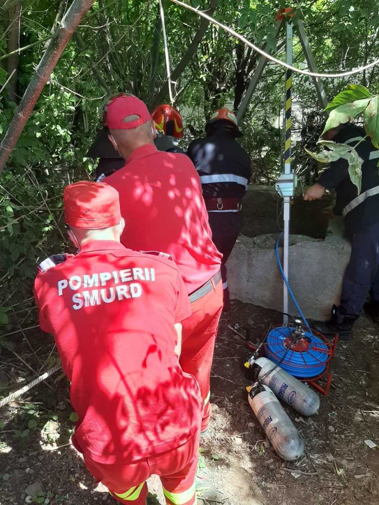 Bărbat decedat scos dintr-o fântână cu ajutorul pompierilor