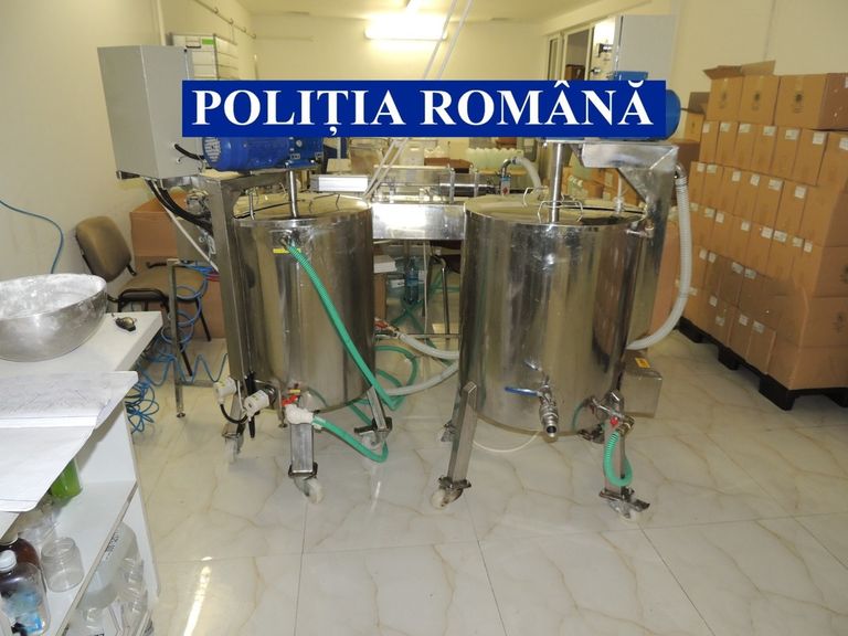 Biocide cu alcool etilic fabricate într-o secție de cosmetice