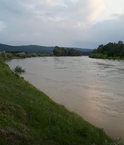 Râul Prut continuă să crească