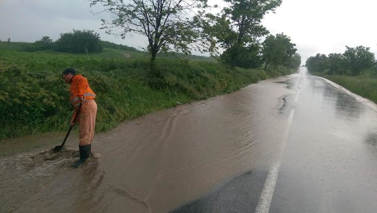 Drumuri afectate de ploile de sâmbătă (video)