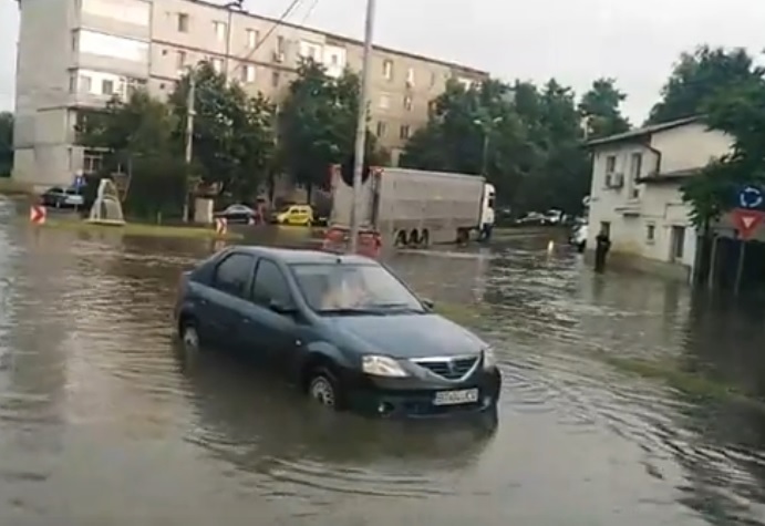 Intersecții inundate în municipiul Botoșani