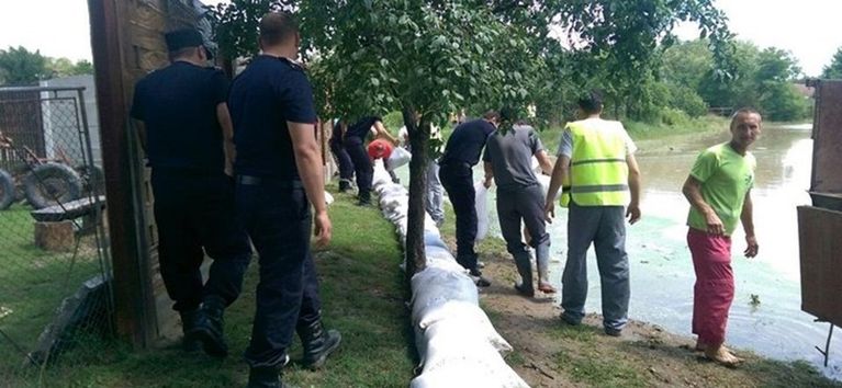 Diguri din saci de nisip împotriva viituri de pe Prut