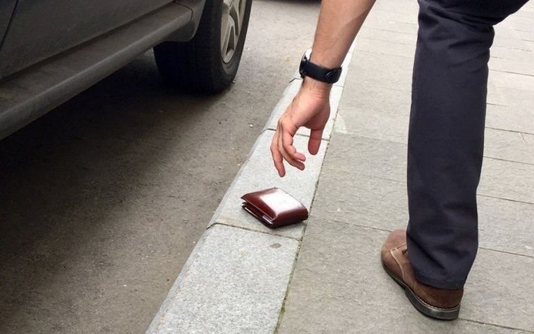 Lecție de omenie – a găsit un portofel și a anunțat poliția
