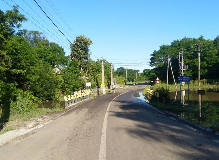 A fost reluată circulația pe cele două drumuri naționale inundate de Prut