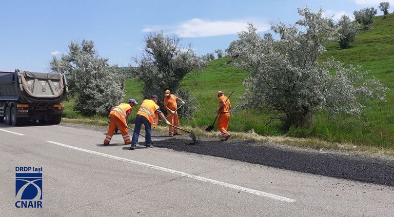 Lucrări de întreținere pe drumurile din județ
