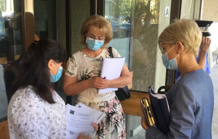 Raluca Turcan aşteptată de o protestatară (video)