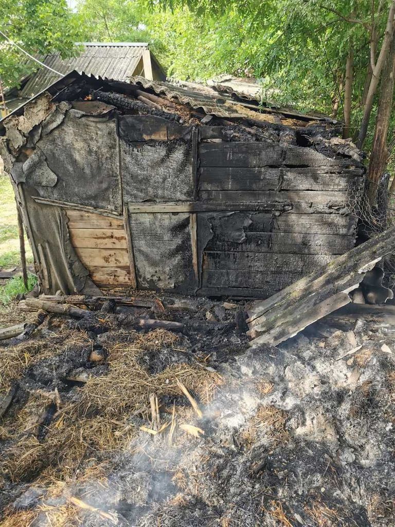Gospodărie amenințată de flăcări din cauza neatenției