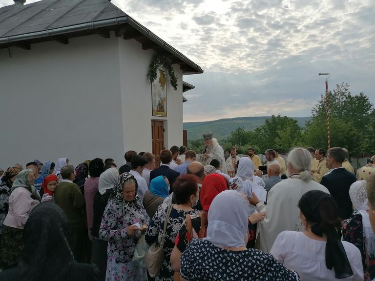 Uniţi în credinţă – Sute de botoşăneni la slujba de sfinţire a bisericii din Vânători