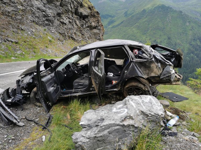 Maşină de Suceava căzută în prăpastie de pe Transfăgărăşan