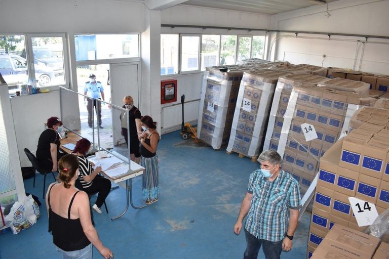 Municipalitatea distribuie pachetele cu produse acordate în cadrul POAD