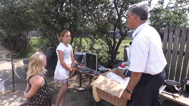 Două surori din Cucorăni au primit daruri de la preşedintele Fundaţiei Culturale „Camil Petrescu”