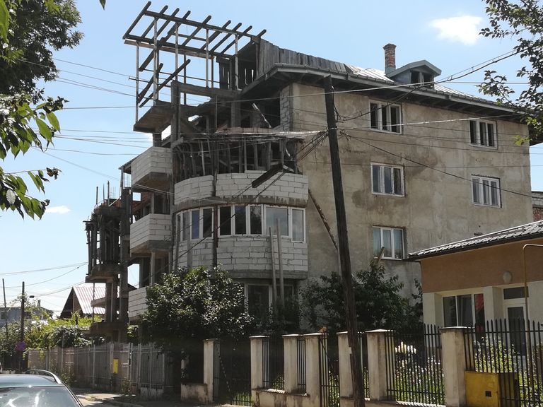 Pericol public cu o casă înconjurată de schele de 20 de ani