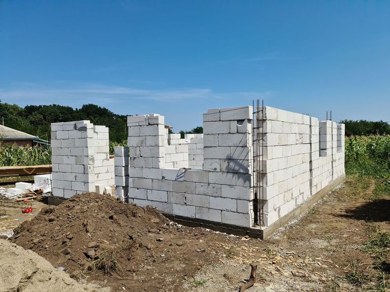 Bunătate la superlativ – Daniel Câşlariu construieşte două case pentru şapte copii