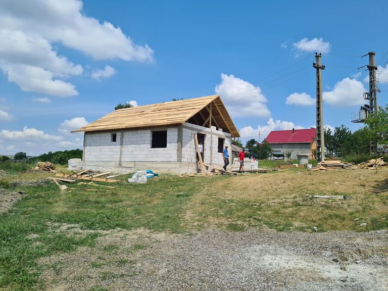 Asociaţia “GRUP CIVIC” Botoşani construieşte o casă pentru doi copii premianţi