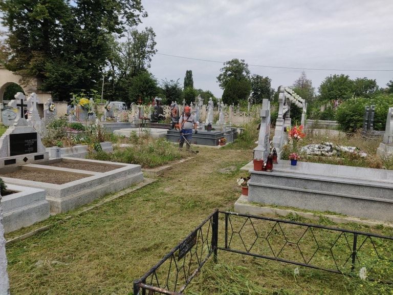 Continuă curăţenia în cimitire. Echipele DSPSA se mută în Cimitirul Eternitatea