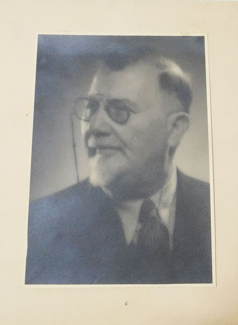 Din patrimoniul Memorialului Ipoteşti – „Critica ştiinţifică şi Eminescu”  şi o fotografie a lui M. Dragomirescu