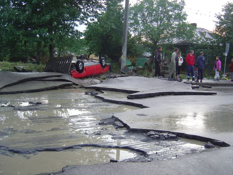 Răni adânci lăsate de inundaţii în judeţ