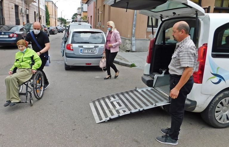 Faptele bune fac minuni – O bătrână bolnavă a fost ajutată să-şi primească drepturile de la stat