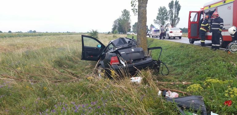Tragedie. O femeie a murit după ce mașina condusă de soț s-a izbit într-un copac