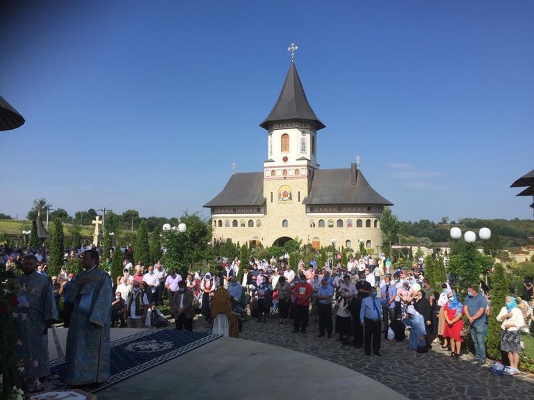 Hram în pandemie la Mănăstirea Zosin (foto – video)