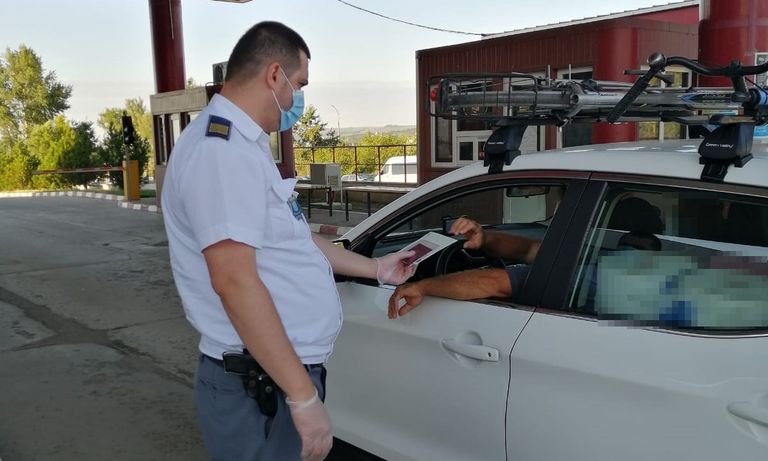 A încercat să treacă frontiera la volan, fără permis de conducere