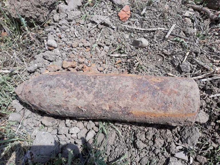 Proiectil din război descoperit în timpul unor săpături, la Ungureni
