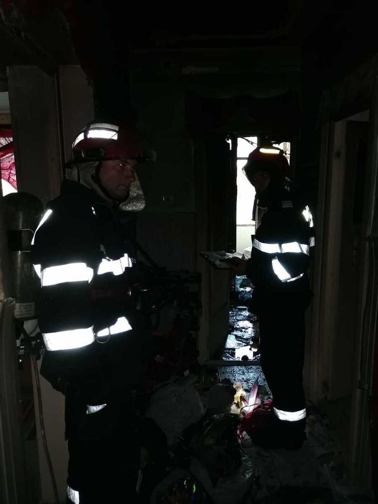 Zeci de persoane evacuate dintr-un bloc din Săveni. Pericol de explozie