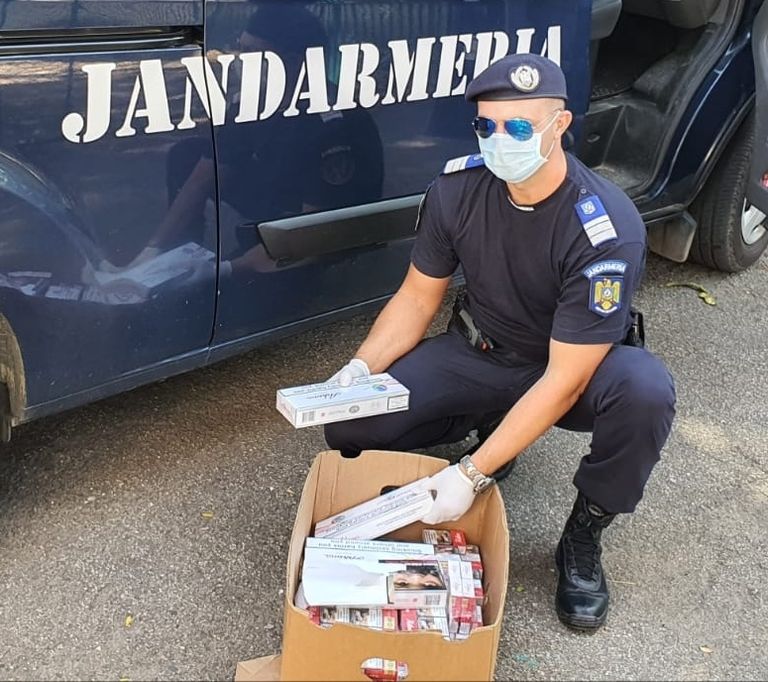 Plasatori de țigări prinși în flagrant de jandarmi
