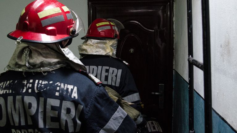 Incendiu într-un bloc din Constanța. O femeie s-ar fi aruncat pe geam