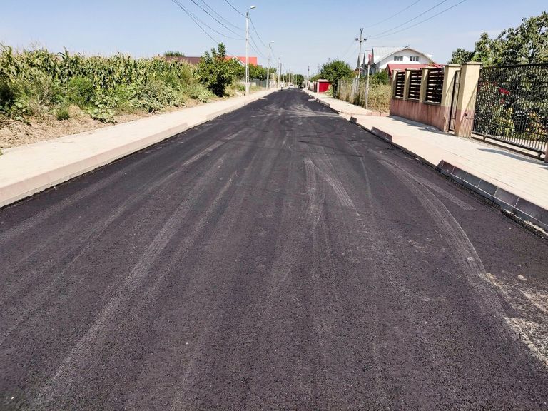 Se toarnă asfalt pe strada Drumul Tătarilor