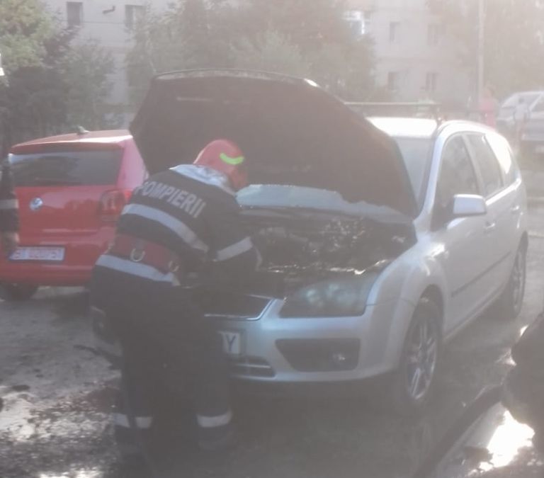 Autoturism cuprins de flăcări. Focul a fost stins cu ajutorul pompierilor