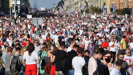 Belarus: Peste o sută de persoane reținute la protestele anti-Lukașenko